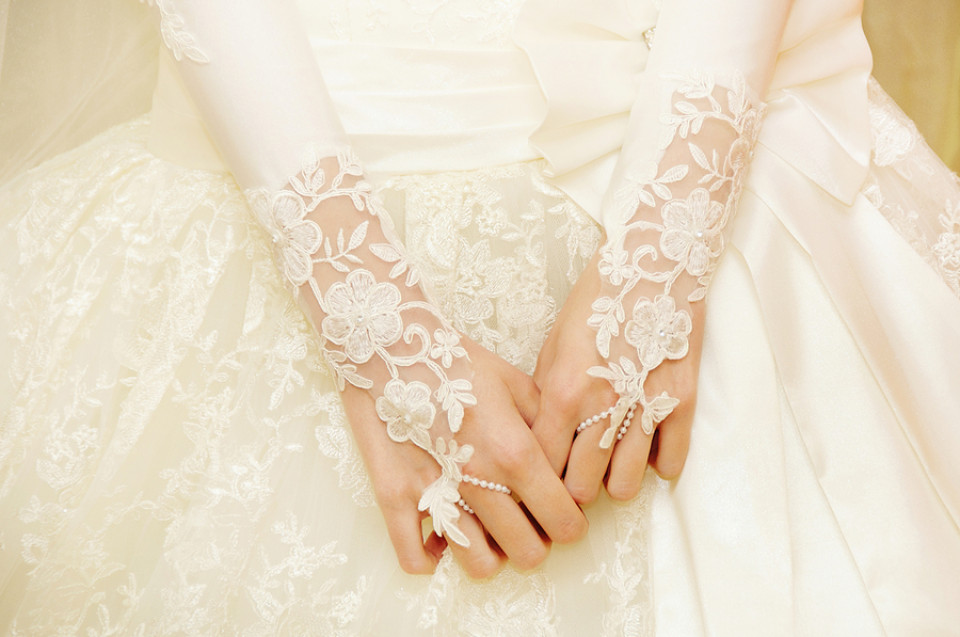 Langärmliges Brautkleid mit eingearbeiteten Handschuhen