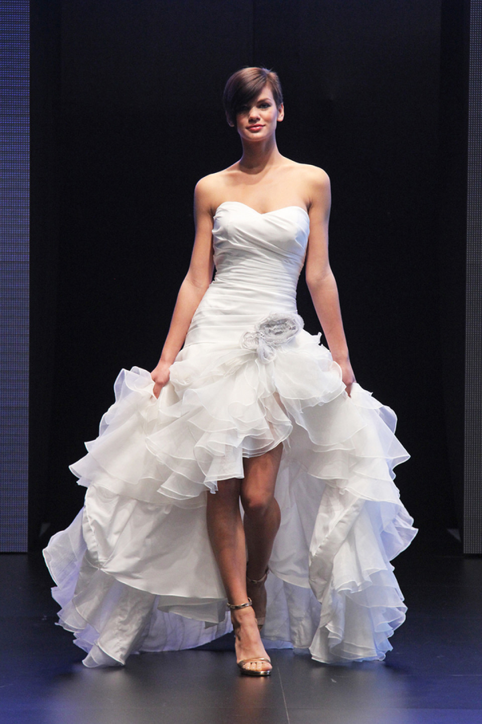 Brautkleid, das vorne kurz und hinten lang ist